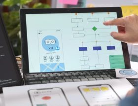 Prototyper une interface aide à visualiser les idées. Ensuite, cela permet d’éviter des erreurs coûteuses. De plus, cela facilite
