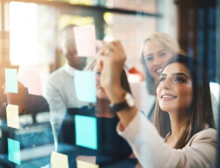 Une stratégie efficace repose sur des données concrètes. En effet, il faut mesurer les performances régulièrement. Pour cela,