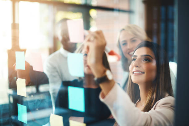 Une stratégie efficace repose sur des données concrètes. En effet, il faut mesurer les performances régulièrement. Pour cela,