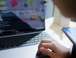 Shopify s’adresse aux débutants comme aux professionnels. En effet, la plateforme propose une interface intuitive. Ainsi, elle facilite