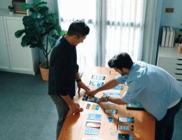Une fiche produit bien construite joue un rôle crucial. En effet, elle influence directement la décision d’achat. Ensuite, elle permet