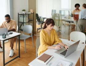 D’abord, définis ton offre avec précision. Ensuite, comprends les besoins réels de ton client cible. Puis, adapte ton discours