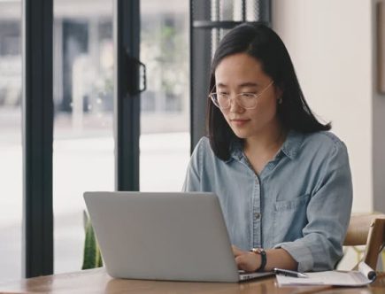 L’automatisation devient incontournable dans le monde du freelance et du business moderne. En effet, elle permet de réduire