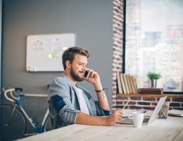 Les réseaux sociaux offrent une vitrine essentielle pour les freelances et les entreprises. En effet, ils permettent de présenter