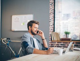 Les réseaux sociaux offrent une vitrine essentielle pour les freelances et les entreprises. En effet, ils permettent de présenter