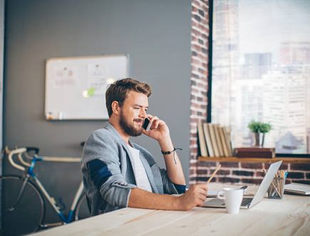 Les réseaux sociaux offrent une vitrine essentielle pour les freelances et les entreprises. En effet, ils permettent de présenter
