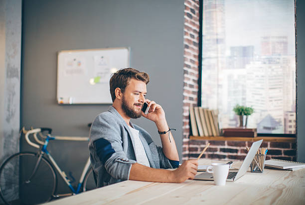Les réseaux sociaux offrent une vitrine essentielle pour les freelances et les entreprises. En effet, ils permettent de présenter
