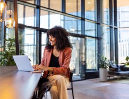 Démarrer une activité de freelance implique toujours des frais administratifs. En effet, il faut créer son statut légal. Par conséquent,