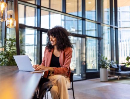 Démarrer une activité de freelance implique toujours des frais administratifs. En effet, il faut créer son statut légal. Par conséquent,