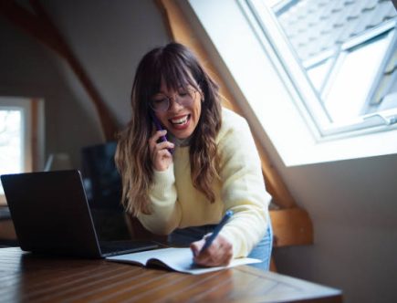 Un freelance gère seul ses revenus. Donc, un outil de facturation adapté devient indispensable. En effet, il permet de gagner