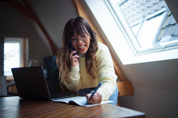Un freelance gère seul ses revenus. Donc, un outil de facturation adapté devient indispensable. En effet, il permet de gagner