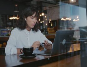 En 2025, l’intelligence artificielle transforme profondément le travail freelance. En effet, de nombreux indépendants utilisent
