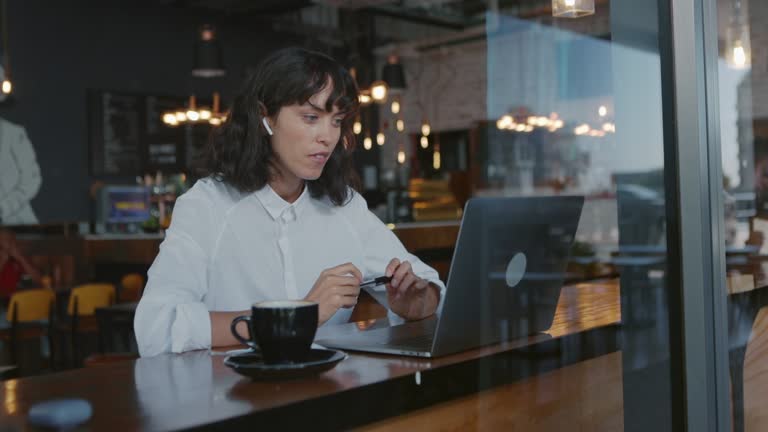 En 2025, l’intelligence artificielle transforme profondément le travail freelance. En effet, de nombreux indépendants utilisent