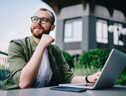 L’intelligence artificielle transforme la gestion du temps pour chaque freelance et chaque entreprise moderne. Elle automatise