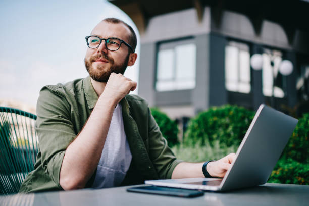 L’intelligence artificielle transforme la gestion du temps pour chaque freelance et chaque entreprise moderne. Elle automatise
