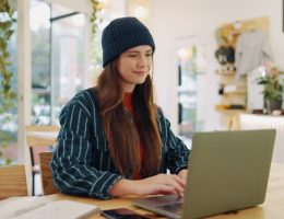 Un freelance doit construire des partenariats stratégiques pour sécuriser son activité. En effet, travailler seul limite les opportunités.
