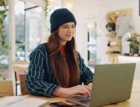 Un freelance doit construire des partenariats stratégiques pour sécuriser son activité. En effet, travailler seul limite les opportunités.