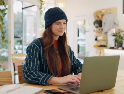 Un freelance doit construire des partenariats stratégiques pour sécuriser son activité. En effet, travailler seul limite les opportunités.