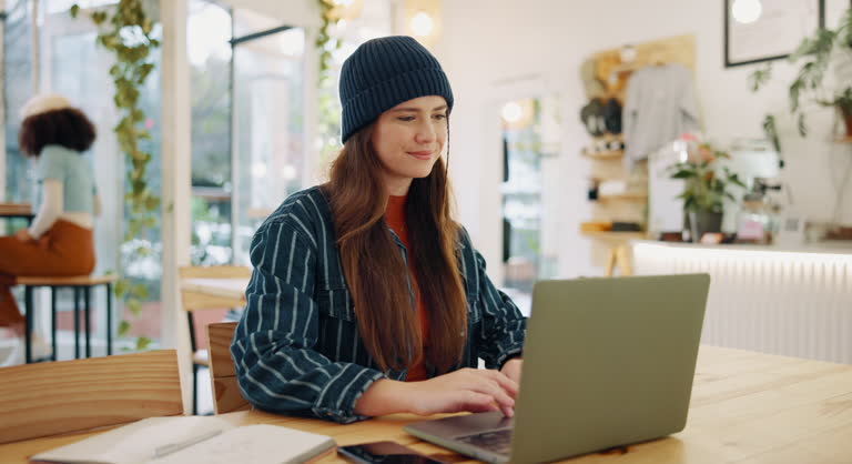 Un freelance doit construire des partenariats stratégiques pour sécuriser son activité. En effet, travailler seul limite les opportunités.